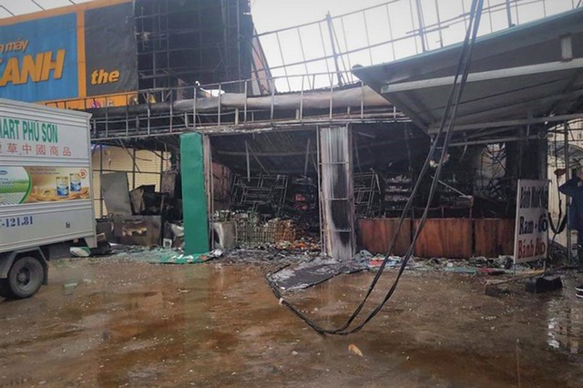 Siêu thị cháy lớn ngày cuối năm, hàng tỷ đồng ra tro - 1