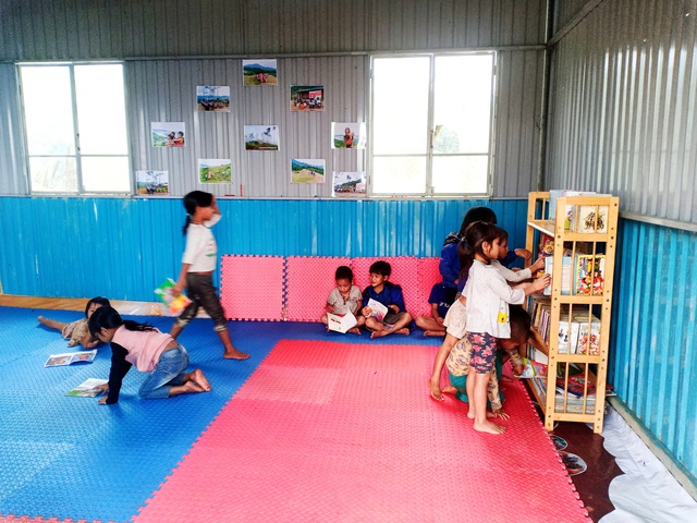 Niềm vui đọc sách ở thư viện mới của học sinh điểm trường vùng cao - 6 Niềm vui đọc sách ở thư viện mới của học sinh điểm trường vùng cao - 6