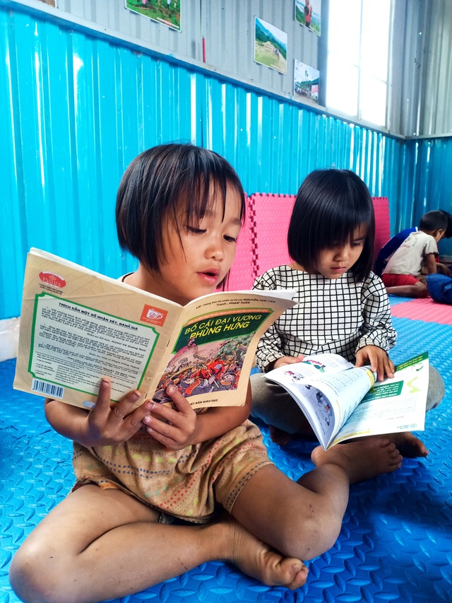 Niềm vui đọc sách ở thư viện mới của học sinh điểm trường vùng cao - 7 Niềm vui đọc sách ở thư viện mới của học sinh điểm trường vùng cao - 7