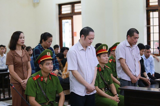 Vụ gian lận điểm thi ở Hà Giang: Vợ ông Triệu Tài Vinh bị khiển trách - 1 Vụ gian lận điểm thi ở Hà Giang: Vợ ông Triệu Tài Vinh bị khiển trách - 1