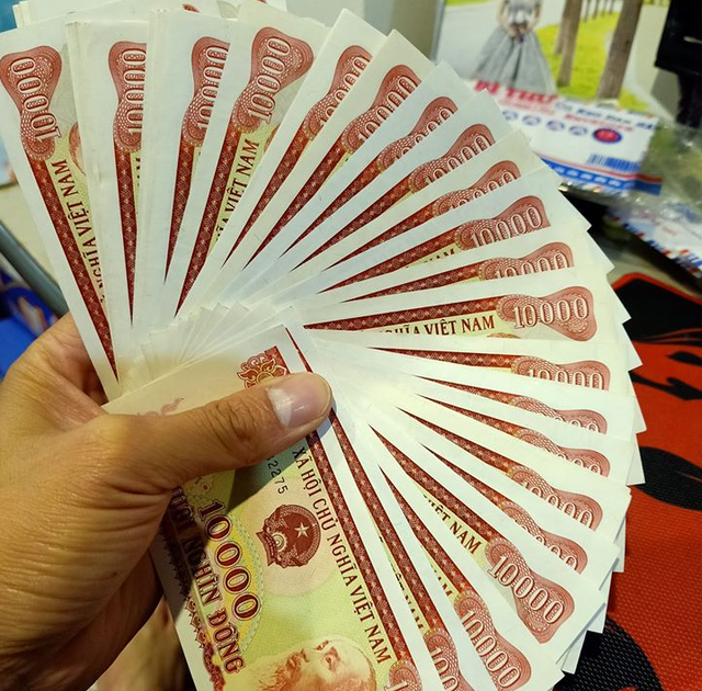 20 nghìn đồng tiền mới “cháy” hàng, dân buôn đẩy phí cao ngất - 1