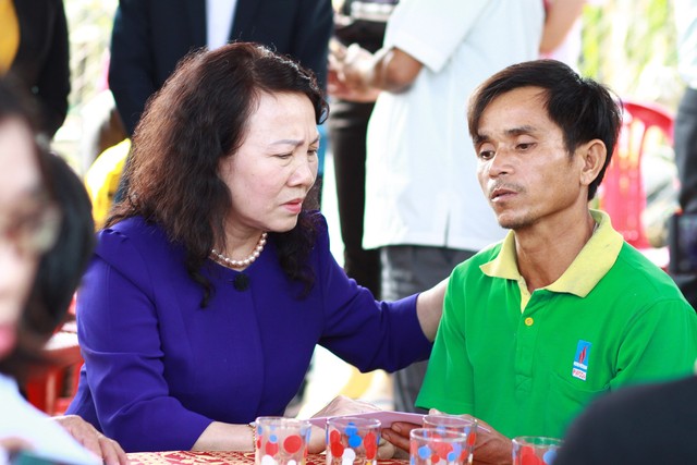 Thứ trưởng Bộ GD-ĐT thăm gia đình 6 học sinh chết đuối tại Quảng Nam - Ảnh 1.