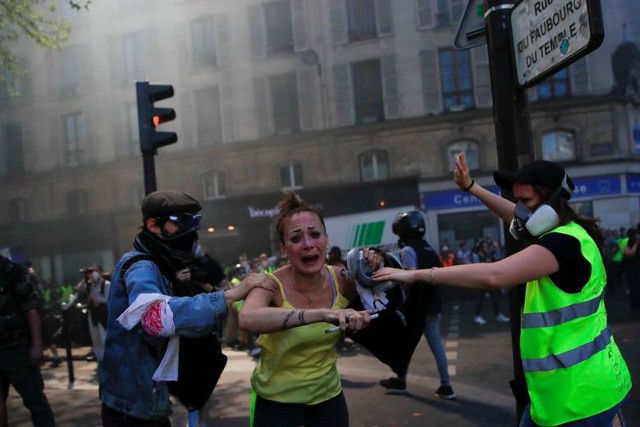 Người biểu tình áo vàng đụng độ cảnh sát Paris - Ảnh 1.
