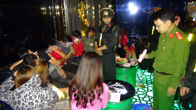 Đột k&iacute;ch qu&aacute;n karaoke, ph&aacute;t hiện 50 thanh ni&ecirc;n ph&ecirc; ma t&uacute;y - 1