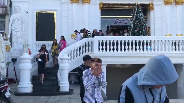 Đột k&iacute;ch qu&aacute;n karaoke, ph&aacute;t hiện 50 thanh ni&ecirc;n ph&ecirc; ma t&uacute;y - 2