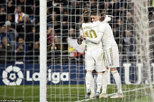 Thắng đậm trận derby, Real Madrid áp sát Barcelona - 12 Thắng đậm trận derby, Real Madrid áp sát Barcelona - 12