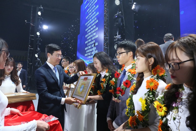 Hội Sinh viên Việt Nam nhận Huân chương Độc lập hạng Nhất lần thứ 2 - 4