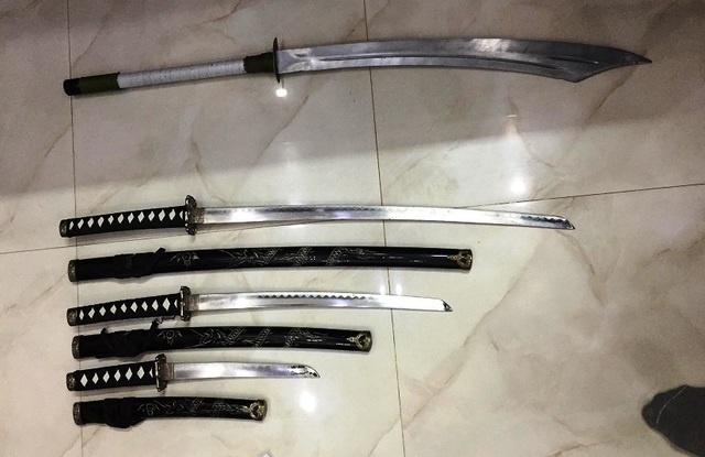Tạm giữ 4 đối tượng “núp bóng” tiệm cầm đồ để cho vay nặng lãi - 2 Tạm giữ 4 đối tượng “núp bóng” tiệm cầm đồ để cho vay nặng lãi - 2