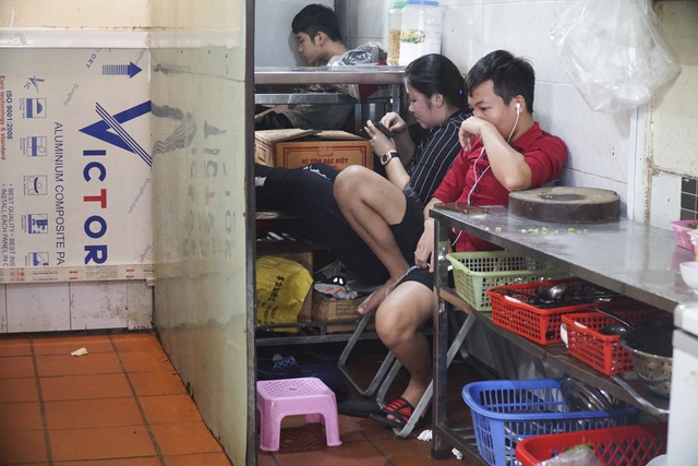 Hà Nội: Quán nhậu đìu hiu vắng khách, thất thu sau Nghị định 100 - 4 Hà Nội: Quán nhậu đìu hiu vắng khách, thất thu sau Nghị định 100 - 4