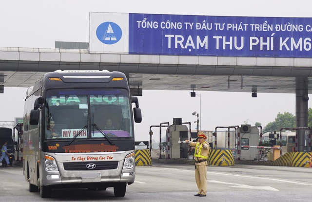 Hà Nội: Bữa tối rượu bia, sáng hôm sau thổi vẫn bị phạt 7 triệu - 1 Hà Nội: Bữa tối rượu bia, sáng hôm sau thổi vẫn bị phạt 7 triệu - 1