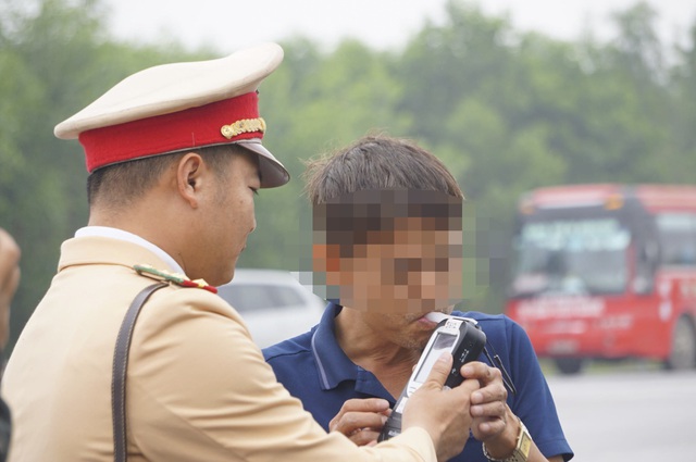 Hà Nội: Bữa tối rượu bia, sáng hôm sau thổi vẫn bị phạt 7 triệu - 2 Hà Nội: Bữa tối rượu bia, sáng hôm sau thổi vẫn bị phạt 7 triệu - 2