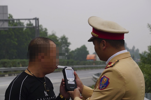 Hà Nội: Bữa tối rượu bia, sáng hôm sau thổi vẫn bị phạt 7 triệu - 5 Hà Nội: Bữa tối rượu bia, sáng hôm sau thổi vẫn bị phạt 7 triệu - 5