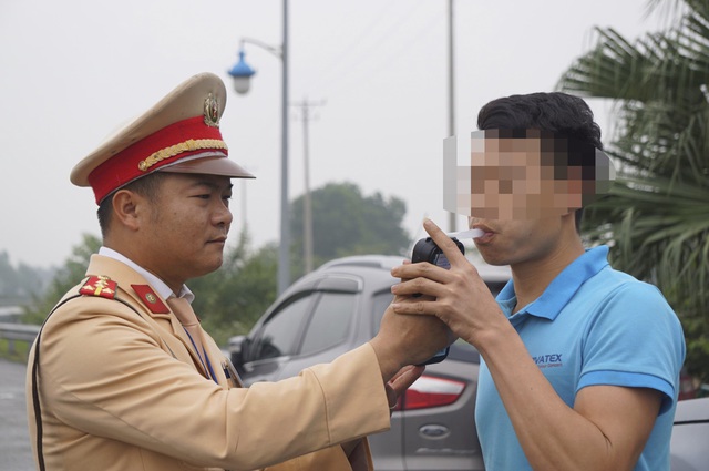 Hà Nội: Bữa tối rượu bia, sáng hôm sau thổi vẫn bị phạt 7 triệu - 6 Hà Nội: Bữa tối rượu bia, sáng hôm sau thổi vẫn bị phạt 7 triệu - 6