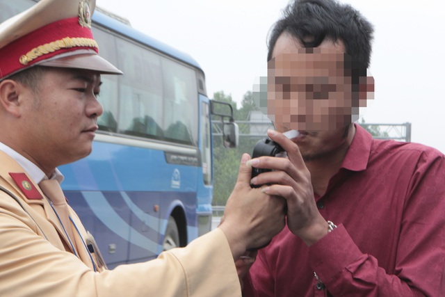 Hà Nội: Bữa tối rượu bia, sáng hôm sau thổi vẫn bị phạt 7 triệu - 4 Hà Nội: Bữa tối rượu bia, sáng hôm sau thổi vẫn bị phạt 7 triệu - 4