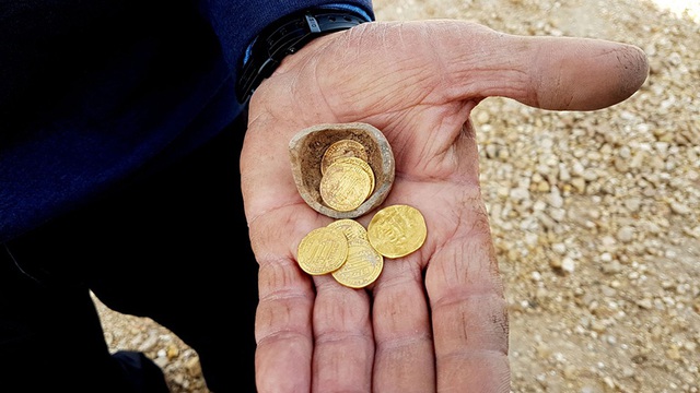 Bí ẩn “con heo đất” với những đồng tiền vàng 1.200 năm tuổi được phát hiện ở Israel - 1