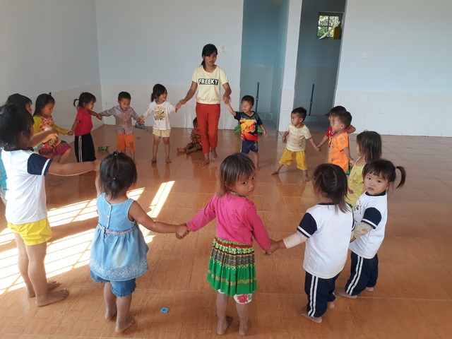 Con được đi học, phụ huynh Suối Phèn hạnh phúc vì giấc mơ thành hiện thực - 2 Con được đi học, phụ huynh Suối Phèn hạnh phúc vì giấc mơ thành hiện thực - 2