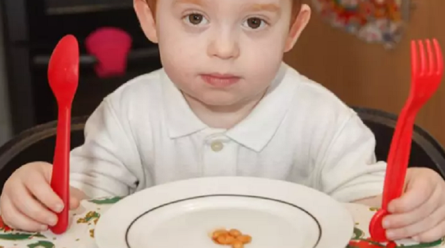 Mắc bệnh lạ, bé trai có thể chết nếu ăn quá 5 hạt đậu mỗi ngày - 1