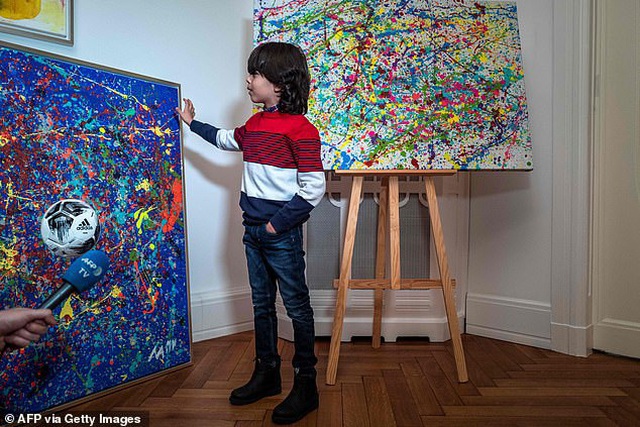 Thần đồng hội họa 7 tuổi bán tranh giá hàng trăm triệu đồng - 1