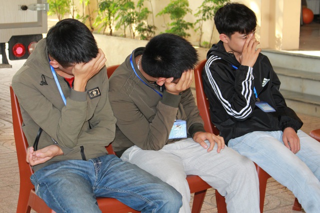 Chế tạo ph&aacute;o nổ b&aacute;n kiếm tiền, 3 học sinh bị bắt giữ - 3