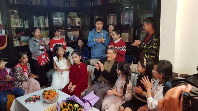 Nhạc sĩ Phạm Tuyên xúc động khi nhận món quà bất ngờ mừng tuổi 90 - 5