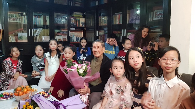 Nhạc sĩ Phạm Tuyên xúc động khi nhận món quà bất ngờ mừng tuổi 90 - 3