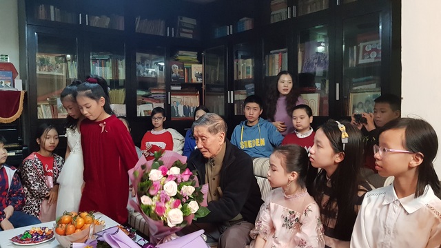 Nhạc sĩ Phạm Tuyên xúc động khi nhận món quà bất ngờ mừng tuổi 90 - 4