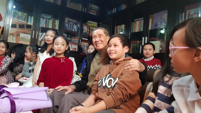 Nhạc sĩ Phạm Tuyên xúc động khi nhận món quà bất ngờ mừng tuổi 90 - 6