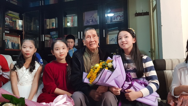 Nhạc sĩ Phạm Tuyên xúc động khi nhận món quà bất ngờ mừng tuổi 90 - 1