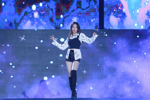 “2020 K-Pop Super Concert”: Người hâm mộ đội mưa cuồng nhiệt cổ vũ thần tượng  - 3