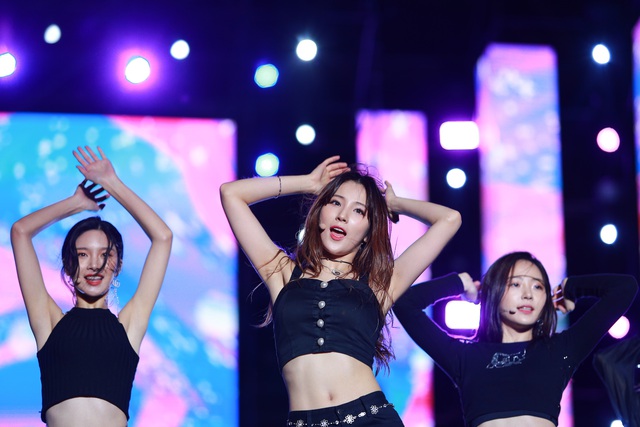 “2020 K-Pop Super Concert”: Người hâm mộ đội mưa cuồng nhiệt cổ vũ thần tượng  - 5