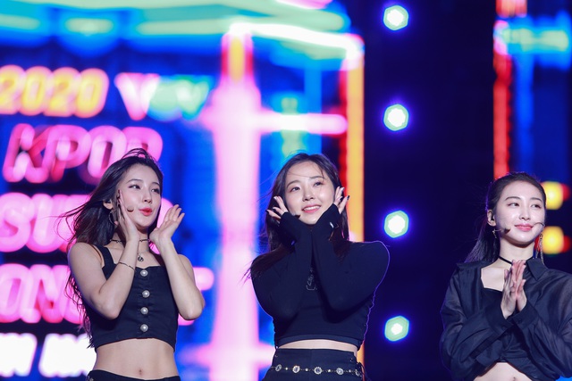 “2020 K-Pop Super Concert”: Người hâm mộ đội mưa cuồng nhiệt cổ vũ thần tượng  - 4
