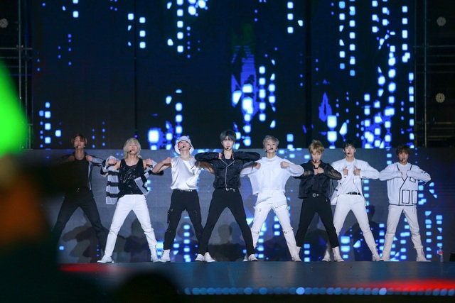 “2020 K-Pop Super Concert”: Người hâm mộ đội mưa cuồng nhiệt cổ vũ thần tượng  - 6