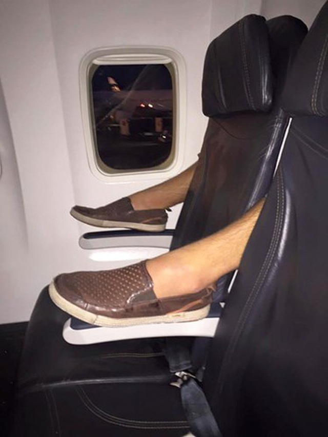Nữ hành khách dùng chân vuốt màn hình ti vi trên máy bay - 3