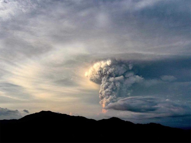 Núi lửa Philippines phun tro bụi cao 1 km, 8.000 dân được lệnh sơ tán - 2