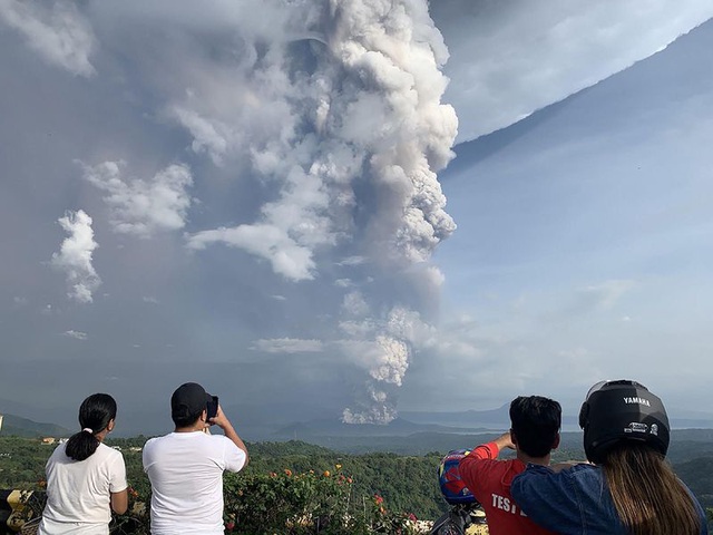 Núi lửa Philippines phun tro bụi cao 1 km, 8.000 dân được lệnh sơ tán - 1