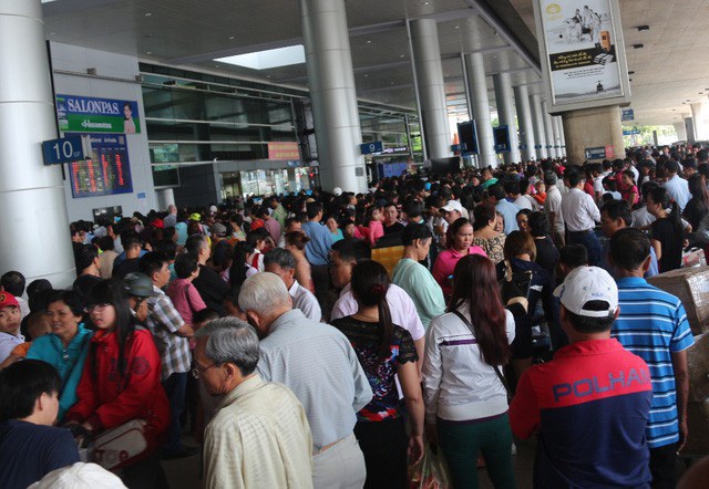 Đạo chích bị “tóm gọn” khi đang móc túi tại sân bay Tân Sơn Nhất - 1