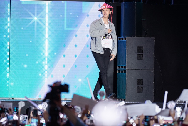“2020 K-Pop Super Concert”: Người hâm mộ đội mưa cuồng nhiệt cổ vũ thần tượng  - 9