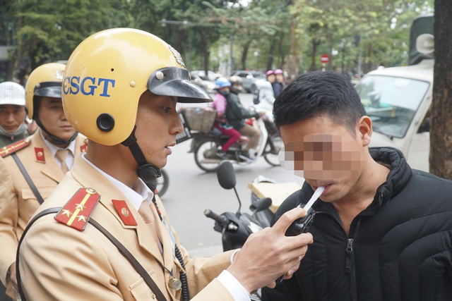 Hà Nội: Nể nang chén rượu tất niên, lái xe bị tước giấy phép 17 tháng - 2