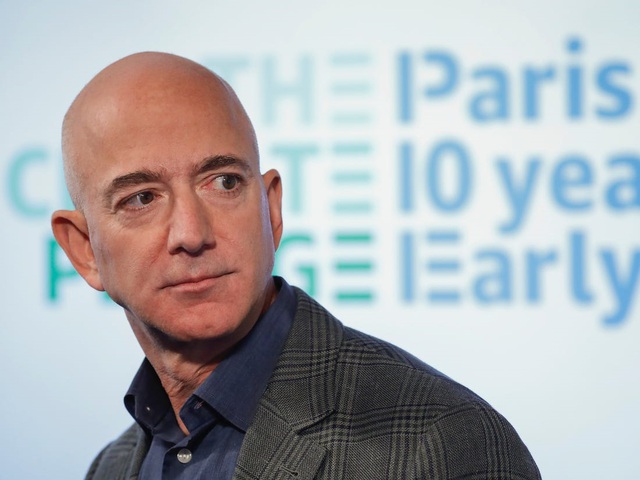 Ông chủ Amazon Jeff Bezos là người kiếm tiền nhiều nhất thập kỷ - 1
