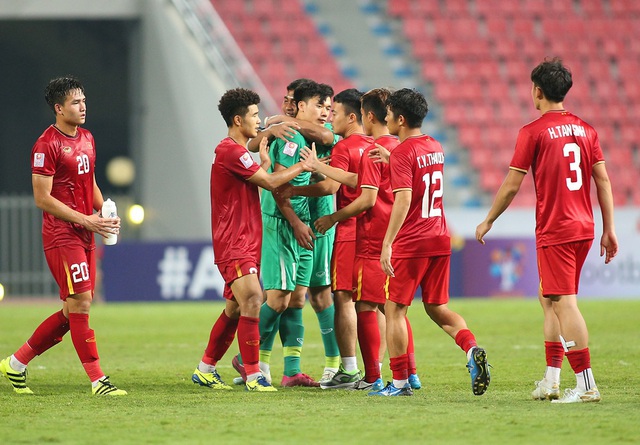 Cầu thủ U23 Việt Nam ôm động viên thủ môn Bùi Tiến Dũng - 1