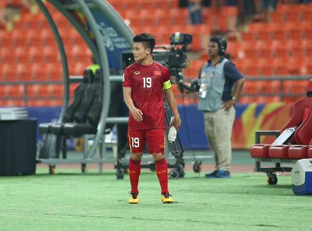 Cầu thủ U23 Việt Nam ôm động viên thủ môn Bùi Tiến Dũng - 11