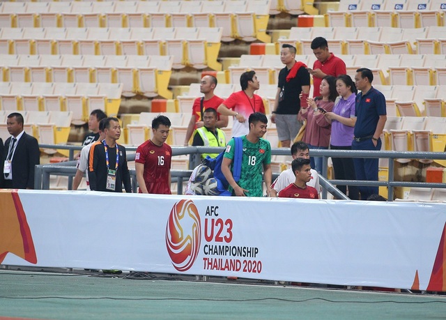 Cầu thủ U23 Việt Nam ôm động viên thủ môn Bùi Tiến Dũng - 7