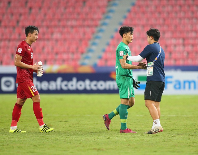Cầu thủ U23 Việt Nam ôm động viên thủ môn Bùi Tiến Dũng - 6