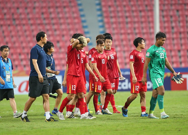 Cầu thủ U23 Việt Nam ôm động viên thủ môn Bùi Tiến Dũng - 5