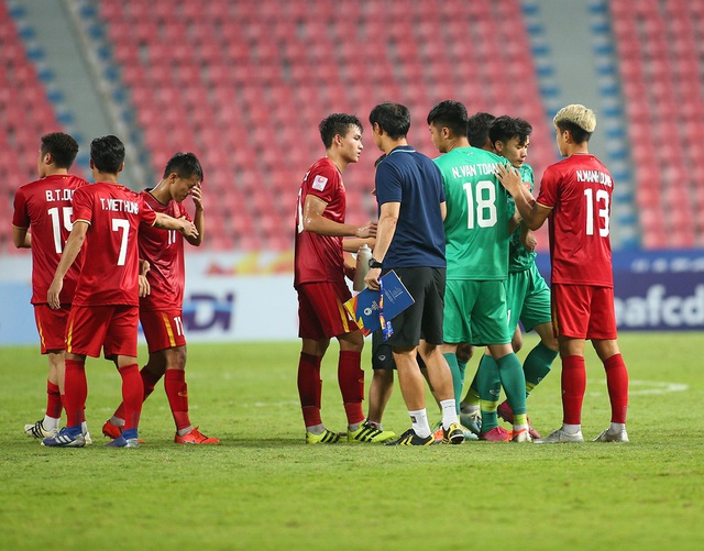 Cầu thủ U23 Việt Nam ôm động viên thủ môn Bùi Tiến Dũng - 2