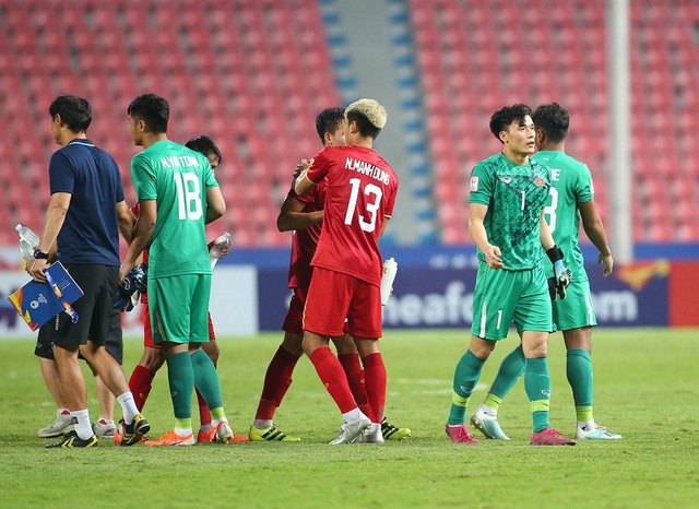 Cầu thủ U23 Việt Nam ôm động viên thủ môn Bùi Tiến Dũng - 4