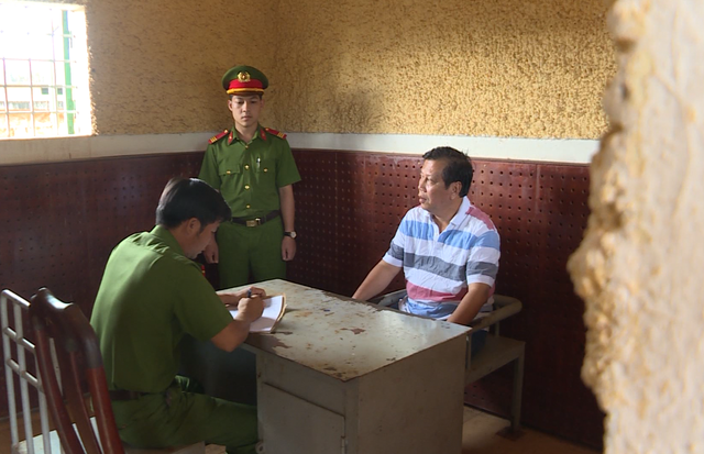 Khởi tố 3 chủ doanh nghiệp tiêu thụ xăng giả của “đại gia” Trịnh Sướng - 2 Khởi tố 3 chủ doanh nghiệp tiêu thụ xăng giả của “đại gia” Trịnh Sướng - 2