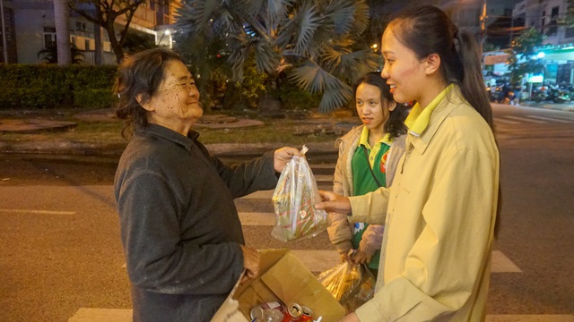 Sinh viên gói bánh chưng tặng người nghèo đón Tết - 5