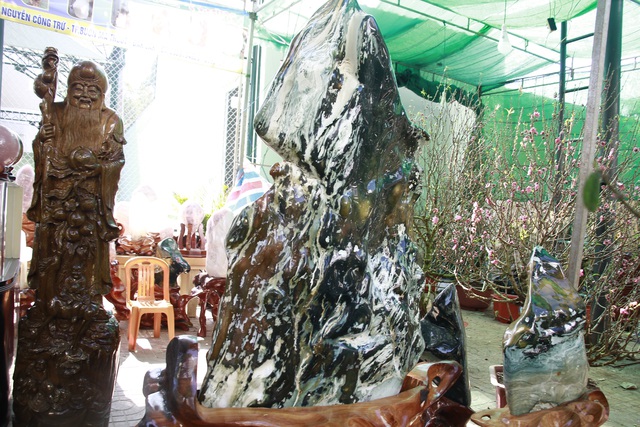Đ&aacute; qu&yacute; h&agrave;ng trăm triệu đồng được b&agrave;y b&aacute;n tại hội chợ xu&acirc;n phố n&uacute;i - 3