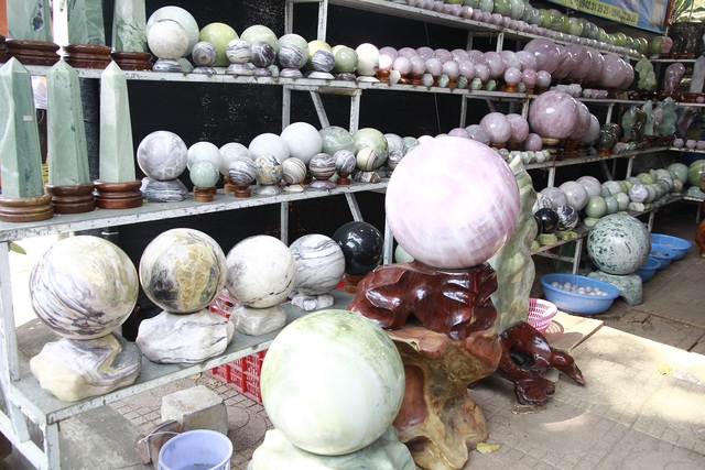 Đ&aacute; qu&yacute; h&agrave;ng trăm triệu đồng được b&agrave;y b&aacute;n tại hội chợ xu&acirc;n phố n&uacute;i - 7
